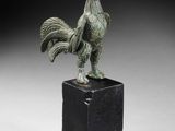 une image représentant une statue de coq posée sur un socle