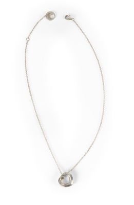 un collier en argent avec un pendentif en forme de cœur au bout d'une chaîne