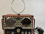 une radio posée sur une table