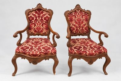 une paire de chaises en bois sculpté, recouvertes de tissu rouge, recouvertes de tissu rouge, recouvertes de tissu rouge, recouvertes de tissu rouge