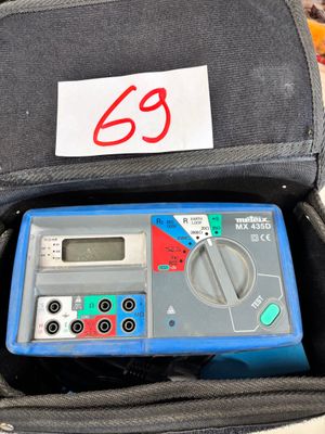 un sac contenant un multimètre numérique
