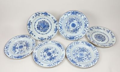 six assiettes bleues et blanches ornées de motifs floraux sur fond blanc