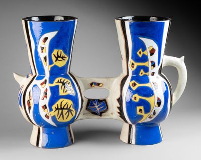deux vases posés côte à côte sur une table