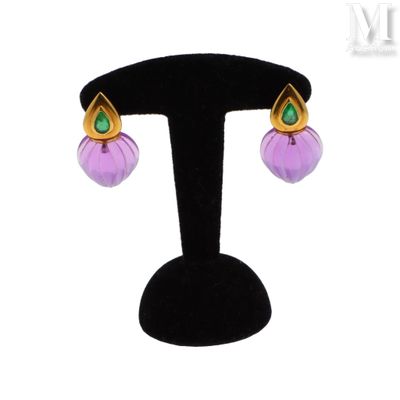 gros plan d'une paire de boucles d'oreilles sur un support