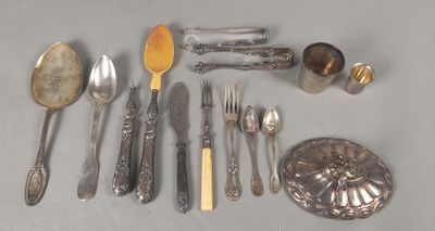 de nombreux types d'argenterie et de cuillères sur la table