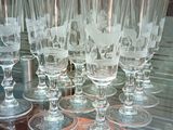 de nombreux verres à vin posés sur une étagère en verre dans un magasin