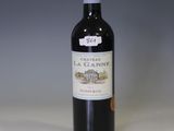 une bouteille de vin posée sur une table