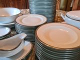 un grand nombre d'assiettes posées sur une table