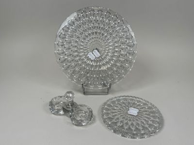 trois morceaux de verre posés sur une surface blanche
