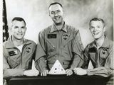 photographie en noir et blanc de trois hommes en uniforme militaire posant pour une photo