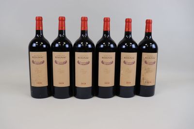 six bouteilles de vin rouge alignées