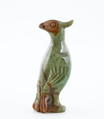 CHINE - XXe siècle Statuette de perruche en jadéite verte et…