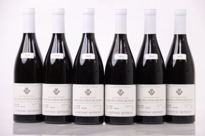 six bouteilles de vin sont alignées sur une table
