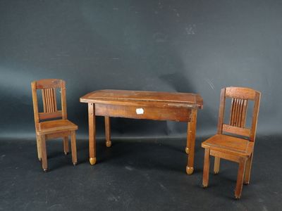deux chaises en bois et une table avec un tiroir
