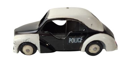 une petite voiture de police posée sur une surface blanche
