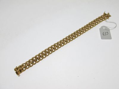 Gros plan sur un bracelet en or portant une étiquette