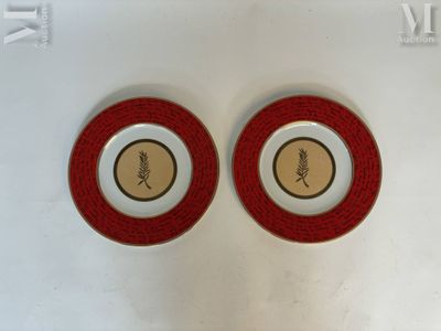 deux assiettes rouges et blanches ornées de motifs représentant des épis de blé