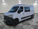 la camionnette blanche est garée dans une grande pièce au sol en damier