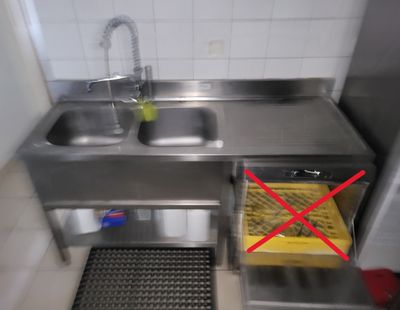 Plonge en inox à deux bacs profonds avec égouttoir côté droi…