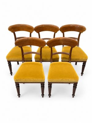 un ensemble de six chaises dont les assises sont recouvertes de velours jaune