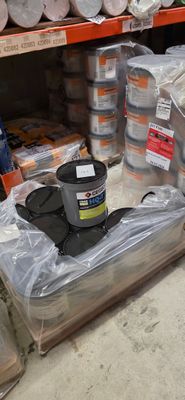 de nombreux rouleaux de papier toilette par terre dans le magasin