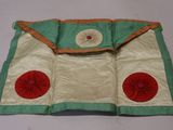 un sac vert et rouge orné de deux cercles rouges