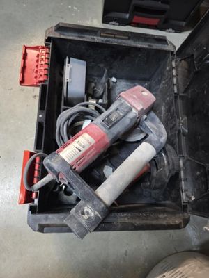 une boîte à outils contenant des outils, posée sur le sol