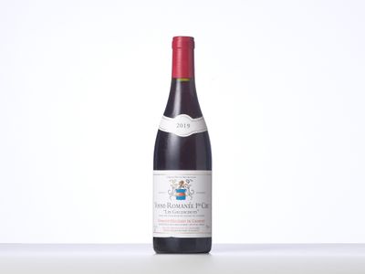 une bouteille de vin rouge posée sur une table