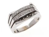 gros plan d'une bague en diamant sur fond blanc