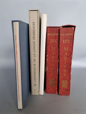 trois livres posés l'un à côté de l'autre sur une table