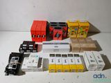 tout un tas de types de piles différents sur la table