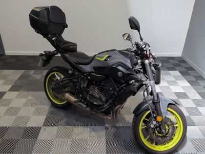une moto posée sur un sol à damier