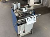 une photo d'une machine qui se trouve dans un entrepôt
