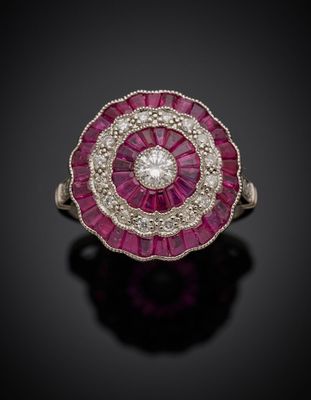 une bague en rubis et diamants