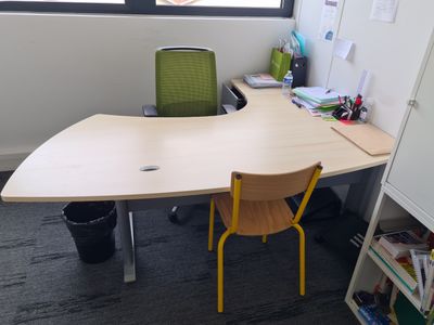 C1: Mobilier de bureau comprenant : Bureau, Fauteuil pivotan…