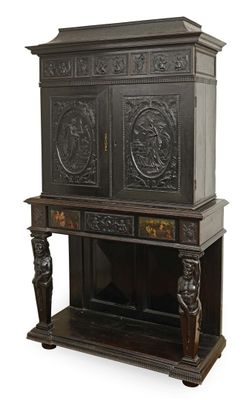 une vieille armoire en bois, avec des sculptures sur la façade et une étagère à l'arrière