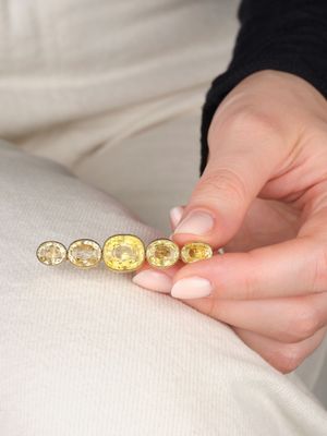 une femme qui tient quelques pièces d'or dans la main