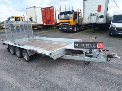 une remorque garée sur un parking avec d'autres camions