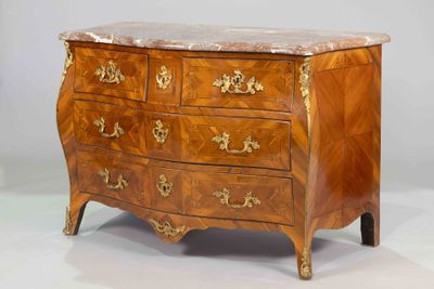 commode ancienne avec dessus en marbre et poignées en laiton