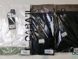 trois paires de pantalons pour homme sont emballées dans des sacs en plastique