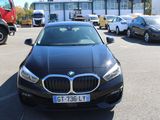 une BMW noire garée sur un parking