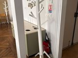 un porte-manteau blanc orné d'un arbre