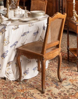 une salle à manger avec une table et des chaises et un lustre