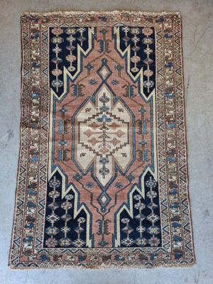 un vieux tapis est posé sur le sol d'une pièce