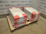 de nombreuses piles de cartons sur une palette dans une pièce