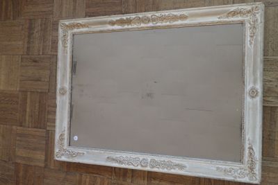 Miroir en bois laqué blanc et relief floral , glace piqué, é…