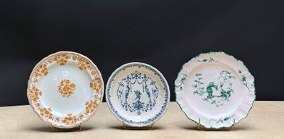 trois assiettes sont posées sur une table avec un fond noir