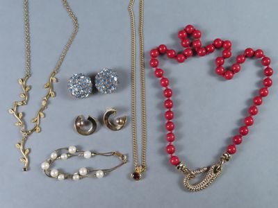beaucoup de bijoux posés sur la table