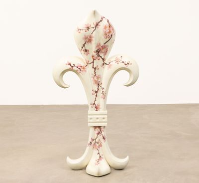 une image représentant un vase blanc orné de fleurs roses