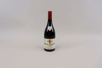 la bouteille de vin est posée sur une surface blanche